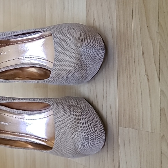 BCBGeneration BG Parade Cream Snake Skin Textured Heels Size 8 - Picture 4 of 8